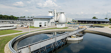 Kläranlage mit mehreren Becken und Technikgebäude zur Abwasserreinigung.