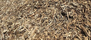 Holzspäne bedecken eine Oberfläche, möglicherweise für Mulch oder Tierstall.